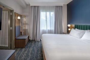 Ένα ή περισσότερα κρεβάτια σε δωμάτιο στο DoubleTree Suites by Hilton Mount Laurel