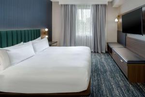 Ένα ή περισσότερα κρεβάτια σε δωμάτιο στο DoubleTree Suites by Hilton Mount Laurel
