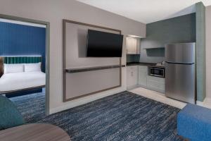 Kuchyň nebo kuchyňský kout v ubytování DoubleTree Suites by Hilton Mount Laurel