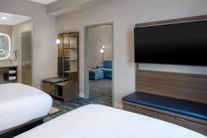 Ένα ή περισσότερα κρεβάτια σε δωμάτιο στο DoubleTree Suites by Hilton Mount Laurel