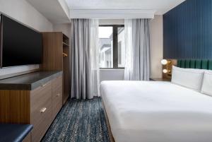 Ένα ή περισσότερα κρεβάτια σε δωμάτιο στο DoubleTree Suites by Hilton Mount Laurel
