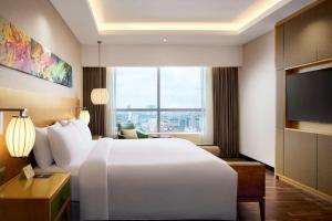 Postel nebo postele na pokoji v ubytování DoubleTree by Hilton Melaka