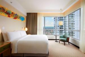 Postel nebo postele na pokoji v ubytování DoubleTree by Hilton Melaka