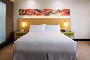 Postel nebo postele na pokoji v ubytování DoubleTree by Hilton Melaka