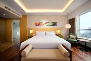 Postel nebo postele na pokoji v ubytování DoubleTree by Hilton Melaka