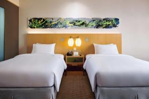 Postel nebo postele na pokoji v ubytování DoubleTree by Hilton Melaka