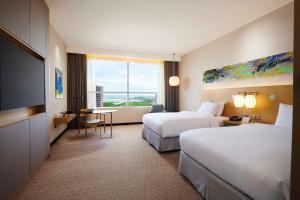 Postel nebo postele na pokoji v ubytování DoubleTree by Hilton Melaka