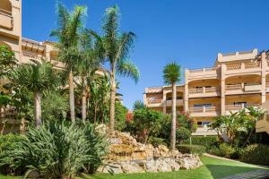 米哈斯科斯塔Wyndham Grand Costa del Sol的一座前面有棕榈树的大楼