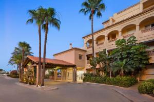 米哈斯科斯塔Wyndham Grand Costa del Sol的前面有棕榈树的酒店