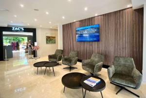 米哈斯科斯塔Wyndham Grand Costa del Sol的商店里有椅子和桌子的候诊室
