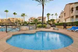Wyndham Grand Costa del Sol内部或周边的泳池