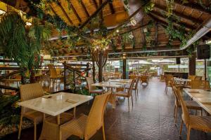 Wyndham Grand Costa del Sol餐厅或其他用餐的地方