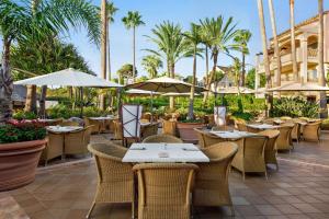 Wyndham Grand Costa del Sol餐厅或其他用餐的地方