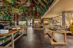 Wyndham Grand Costa del Sol餐厅或其他用餐的地方