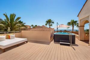 Wyndham Grand Costa del Sol内部或周边的泳池
