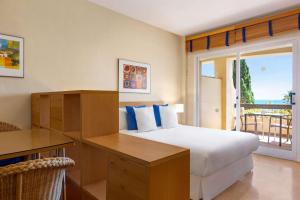 Wyndham Grand Costa del Sol客房内的一张或多张床位