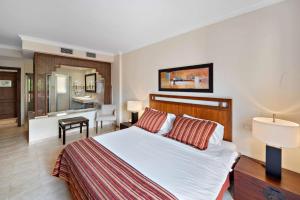Wyndham Grand Costa del Sol客房内的一张或多张床位