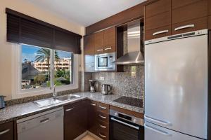 Wyndham Grand Costa del Sol的厨房或小厨房
