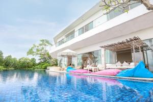 une image d'une piscine dans une villa dans l'établissement Villa Aventus Uluwatu, à Uluwatu