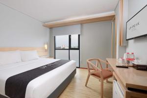 Postel nebo postele na pokoji v ubytování Up-Peak Hotel Simpang Lima Semarang Formerly HA-KA Simpanglima Hotel Semarang + 13 fotografií