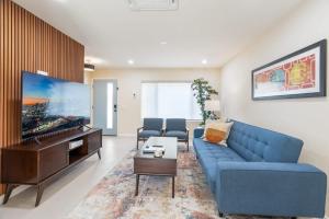 Χώρος καθιστικού στο Urban Oasis - Just Remodeled