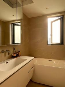 Ένα μπάνιο στο Sunny Abode 中远A 3Bedroom river view near Suzhou River