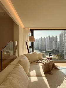 Χώρος καθιστικού στο Sunny Abode 中远A 3Bedroom river view near Suzhou River