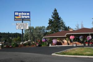 a relax inn sign in front of a building at Relax Inn Chehalis in Chehalis