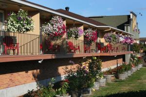 un bâtiment avec beaucoup de fleurs sur un balcon dans l'établissement Relax Inn Chehalis, à Chehalis