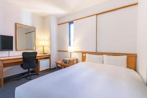 a hotel room with a bed and a desk at Gifu Washington Hotel Plaza in Gifu +12 photos