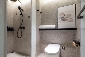 Un baño con ducha, inodoro y lavabo. en Atour S Hotel Hangzhou Xixi Gudun Road, en Hangzhou