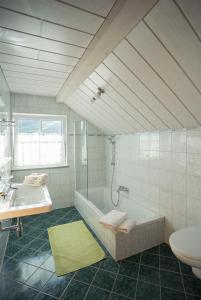a bathroom with a tub and a sink and a toilet at Haus Kendlinger in Sankt Gilgen