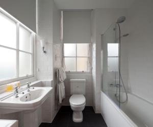 Koupelna v ubytování B+B Edinburgh + 37 fotografií