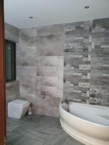 Koupelna v ubytování ICC Holiday apartment in Marsascala + 30 fotografií