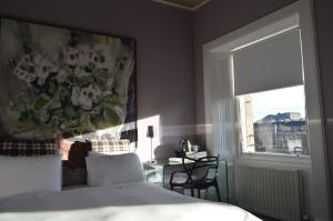 Postel nebo postele na pokoji v ubytování B+B Edinburgh
