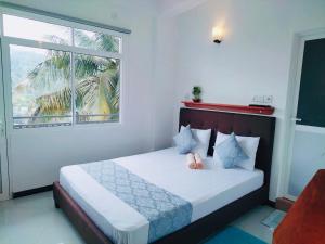 una camera da letto con un letto con due scarpe rosa sopra di Mountain View a Kandy