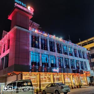 AurangabadHotel Sparkling Pearl的一座带圣诞灯的建筑