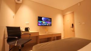 TV a/nebo společenská místnost v ubytování Morvee Hotels Durgapur