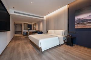 Una cama o camas en una habitación de Atour Hotel Hangzhou Xixi West Lake District Cultural and Sports Center