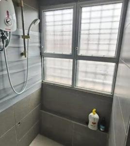 eine Dusche im Bad mit zwei Fenstern in der Unterkunft LSH Homestay in Seremban