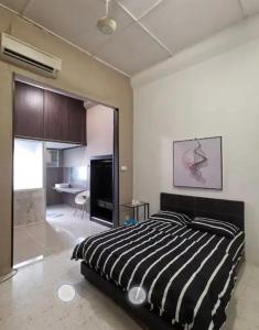 ein Schlafzimmer mit Bett und ein Wohnzimmer in der Unterkunft LSH Homestay in Seremban