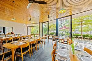 Restaurace v ubytování Serene Riverside Hotel Hoi An + 37 fotografií