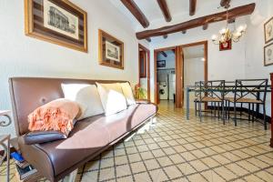 a living room with a couch and a table at Ca La Maria in Santes Creus