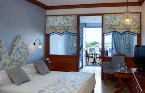 Μια τηλεόραση ή/και κέντρο ψυχαγωγίας στο Serita Beach Hotel