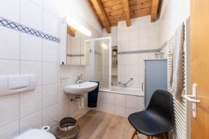 Koupelna v ubytování Dachwohnung Balma-great overview of Zermatt + 16 fotografií