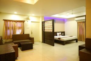 AurangabadHotel Sparkling Pearl的客厅里有一张沙发和一张床
