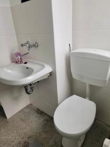 Ένα μπάνιο στο 5 Betten Monteurwohnung in Zeithain