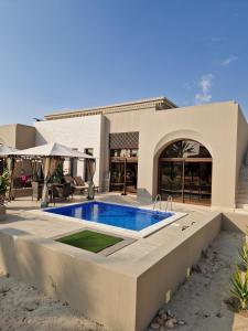 Πισίνα στο ή κοντά στο Beach Villa mit Privatpool, Dachterrasse