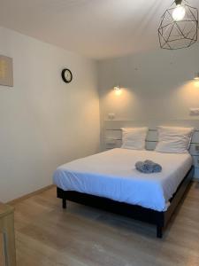 Postel nebo postele na pokoji v ubytování Cosy Corbeil Studio RerD 700m N7