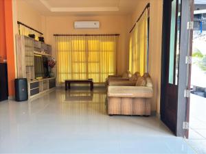 Posezení v ubytování ชิลชิลขนอมพูลวิลลา